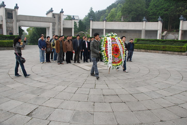 科技处党员和入党积极分子向无名烈士墓敬献花圈